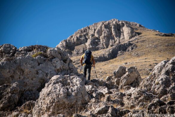 Στο βάθος ο κόκκινος βράχος