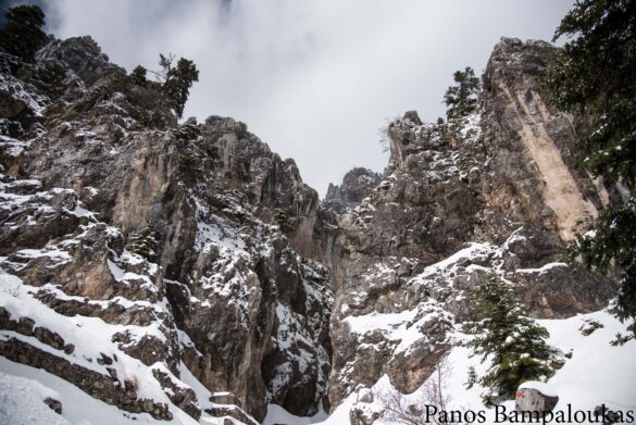 Ανάμεσα στα βράχια βρίσκεται η πηγή