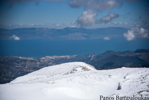 Απέναντι ο Ελικώνας