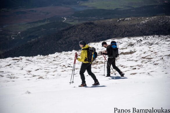 Χαμηλά διακρίνεται η λίμνη Στυμφαλίας