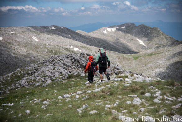 Στο βάθος διακρίνεται ο Γεροντόβραχος