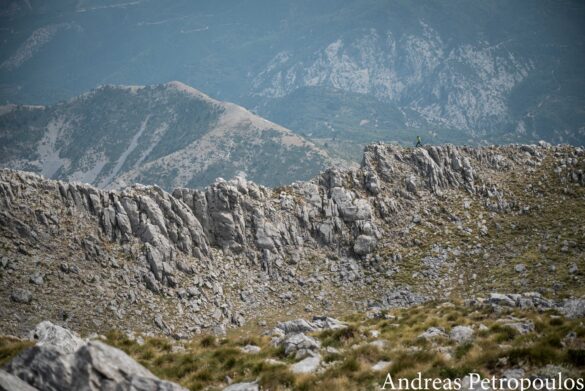 Θέα από την κορυφή και ένας άνθρωπος στη μικρή κόψη πιο χαμηλά